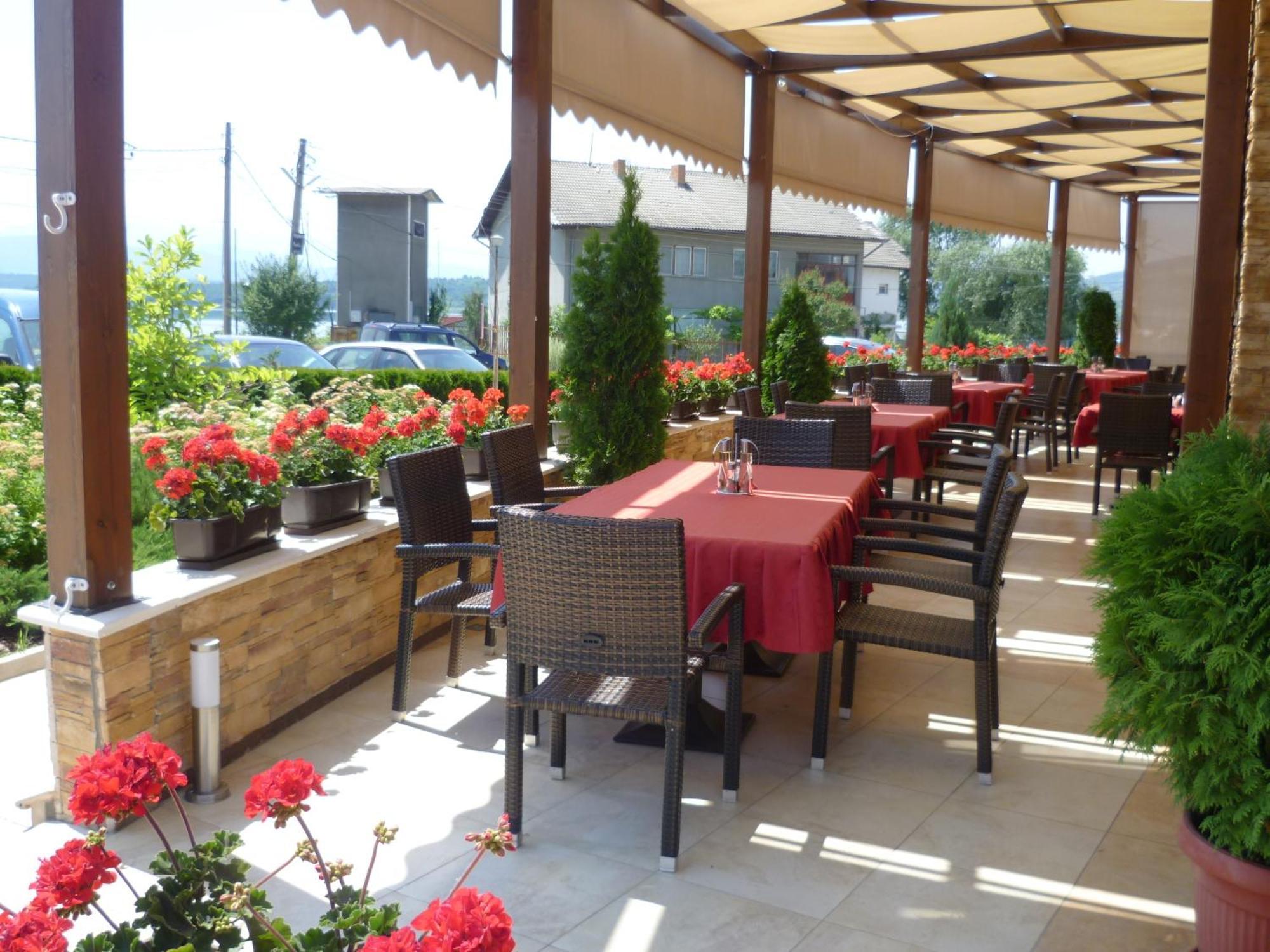 Family Hotel - Restaurant Ring Montana Exterior photo