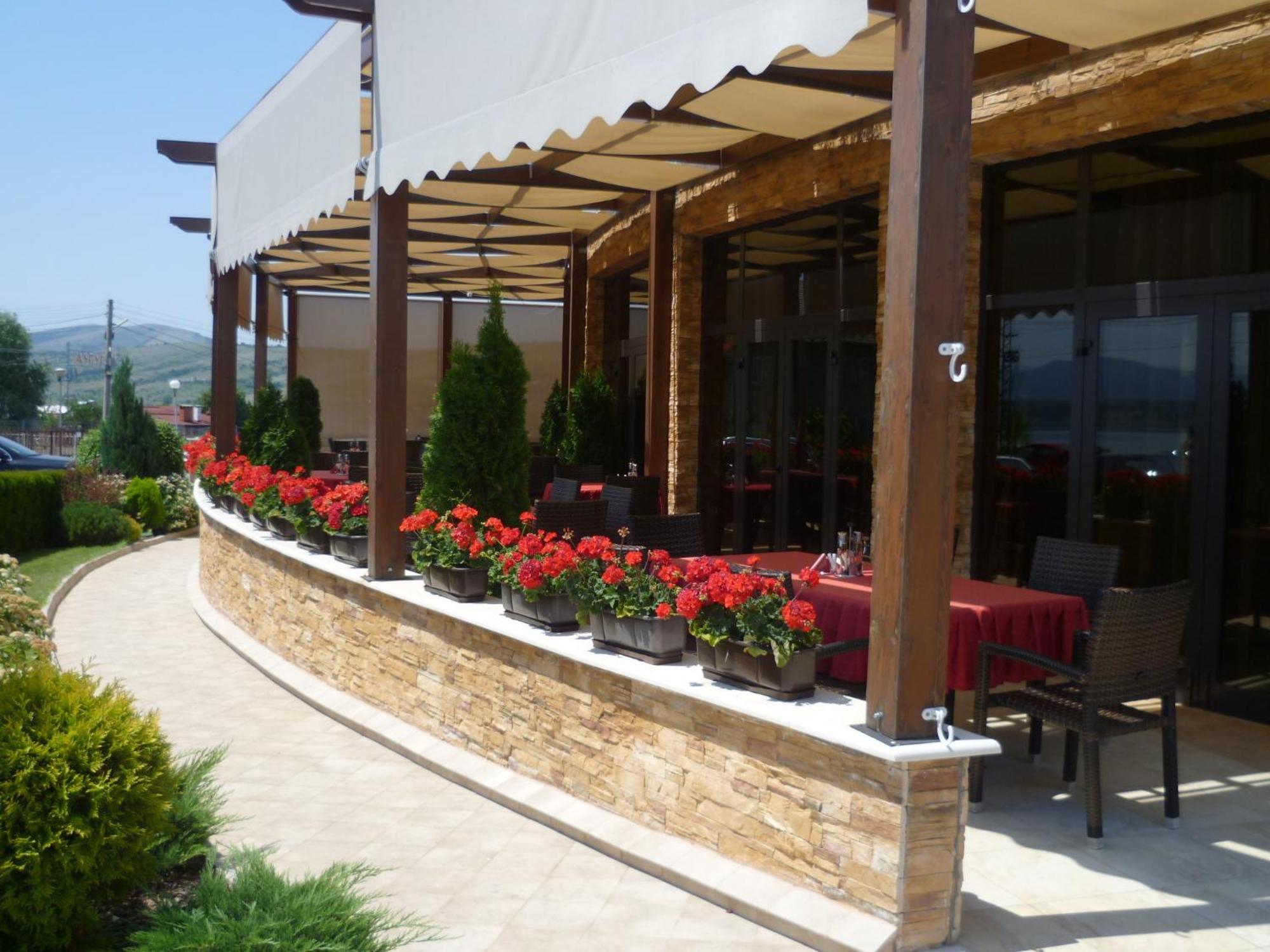 Family Hotel - Restaurant Ring Montana Exterior photo