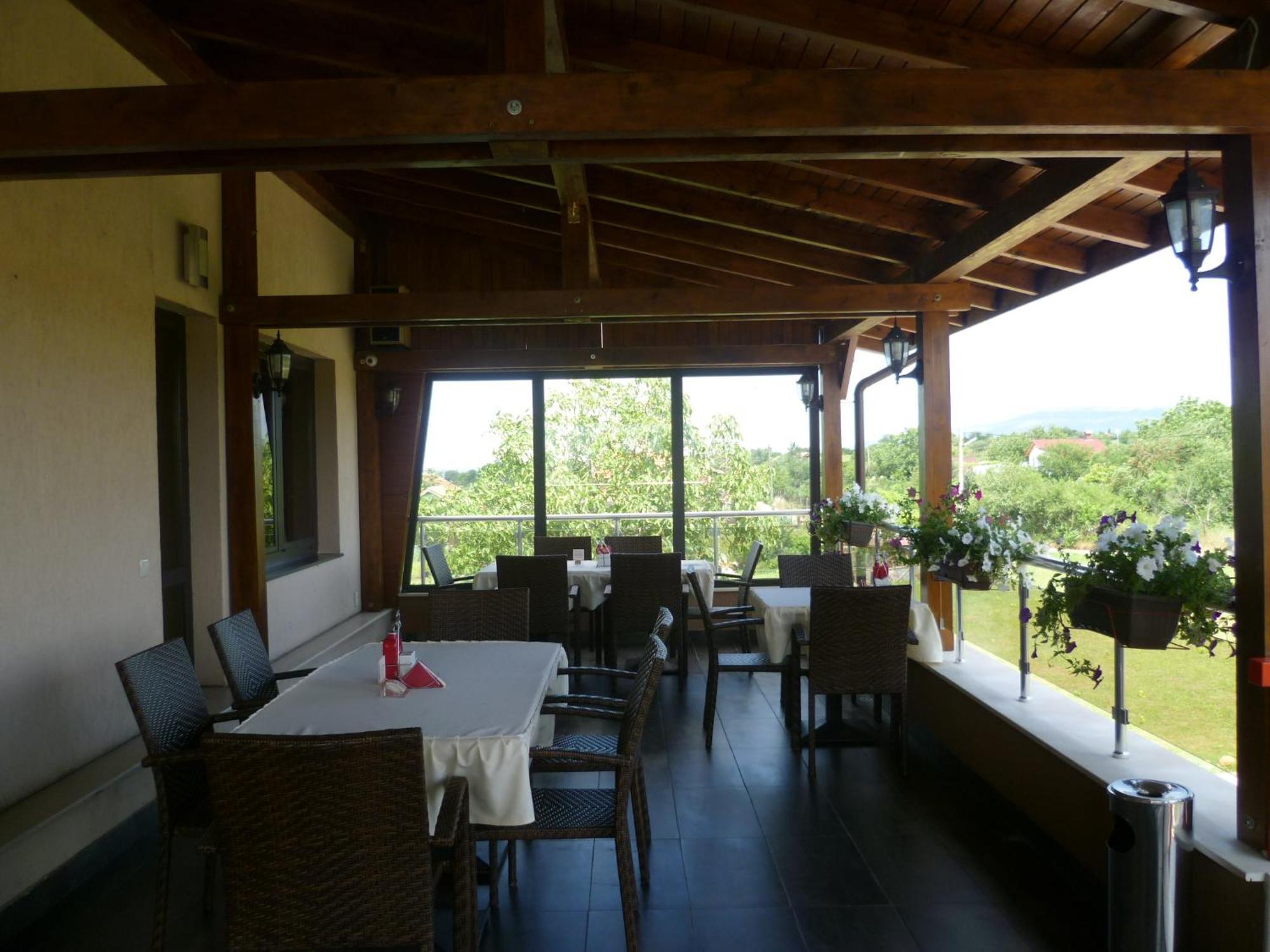 Family Hotel - Restaurant Ring Montana Exterior photo